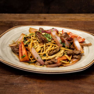 Tallarines Salteados con Vacuno